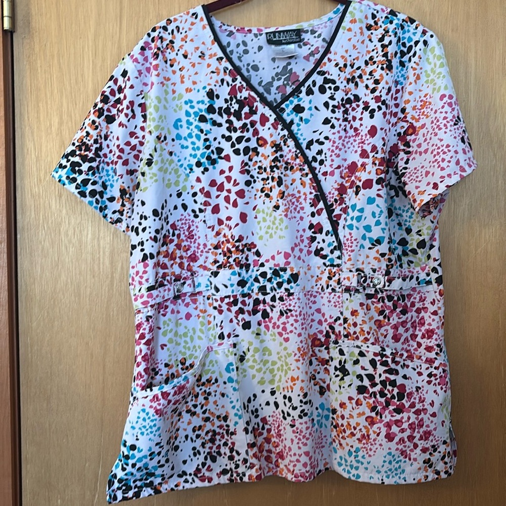 Runway by Cherokee Heart Multicolor Scrub V NeckTop Shortsleeve Sz Lg